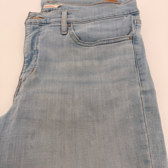 Levi's 314 Light Blue Shaping Straight Women’s Jeans Mid-Rise Size 33x30 - Picture 12 of 12
